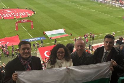 Български дипломати подкрепиха националния ни отбор на футболния мач България-Турция в Бурса